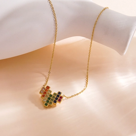 Collana con Ciondolo a Cuore Pixel in Acciaio Inossidabile per Donna Zirconia Arcobaleno Intarsiata Gioielli Placcati in Oro