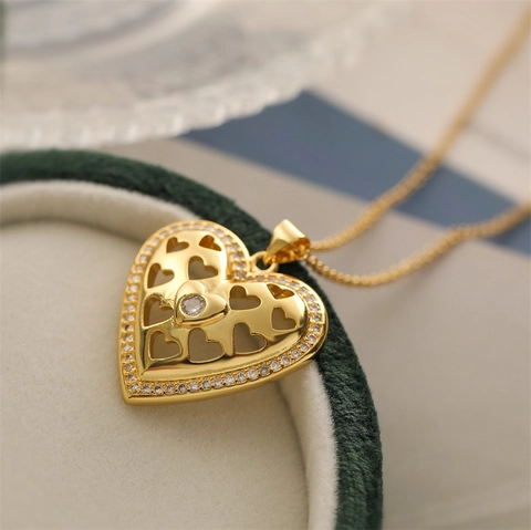 Eleganter Kupfer Strass Herz Anhänger Halskette Für Damen Vergoldet Hohlherz Medusa Kopf Palette Relief Schmuck