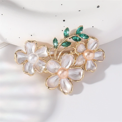 Elegante Spilla A Triplo Fiore Per Donna Lega Smalto Imitazione Perla Artificial Cristallo Strass Bouquet Floreale Di Lusso Spilla Per Abiti
