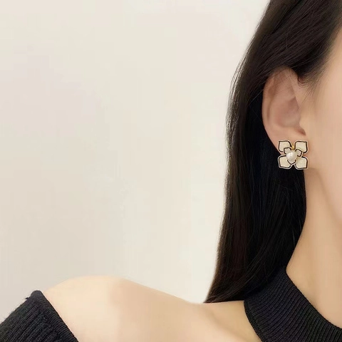 Elegant Camellia Flower Stud Earrings Alloy White Enamel With Black Outline Round Artificial Pearl Center Vintage French Style For Women