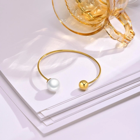 Damen Mode Edelstahl Offener Armreif Vergoldet Künstliche Perle Polierte Rundperle Dekorative Bangle Schmuck Accessoire