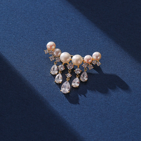 Eleganter Süßwasserperlen Quasten Brosche Pin Kupfer Zirkon Eingelegter Luxus Schmuck Für Damen Anzug Dekoration