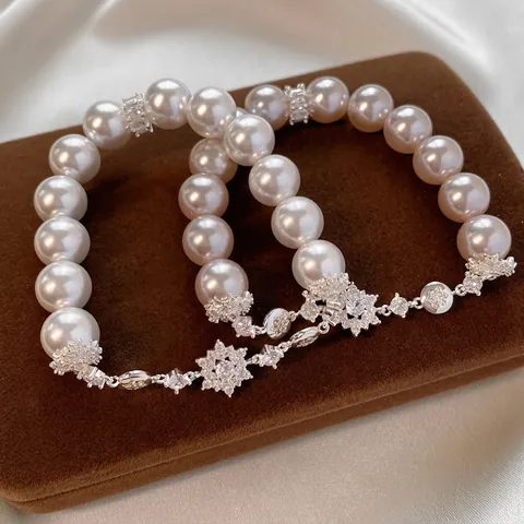 Bracciale Elegante Künstliche Perle Bianche Tonde Ciondoli Fiore Fiocco Neve Zircone Stile Palazzo Retrò Gioielli Mano Donne