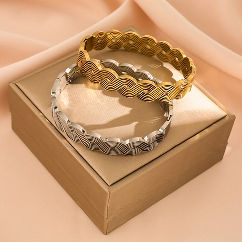 Bracciale Rigido a Onde Intrecciate in Acciaio Inossidabile Minimalista per Donna Elegante Placcato Oro 18K Linee Incrociate Geometriche