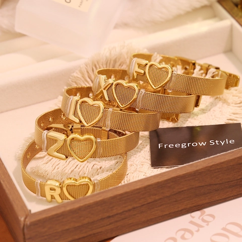 Goldenes Edelstahl Mesh Armband Im Uhrenstil Mit Herz Und Alphabet Buchstaben Anhängern Für Damen