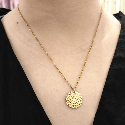 Collana Minimalista con Ciondolo Rotondo Martellato in Acciaio Inossidabile per Donna Placcato Oro 18K Gioielli Casual Catena