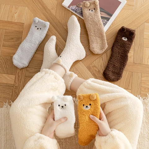 Chaussettes Chaudes d'Hiver en Polaire Corail pour Femmes Épaissies Broderie Ours Mignon Chaussettes de Sol Douces pour Maison