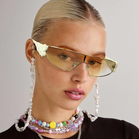 Fashion Y2K Shield Sunglasses For Women With Heart Decor On Temples Metal Frame One Piece Iridescent Lens Eyewear