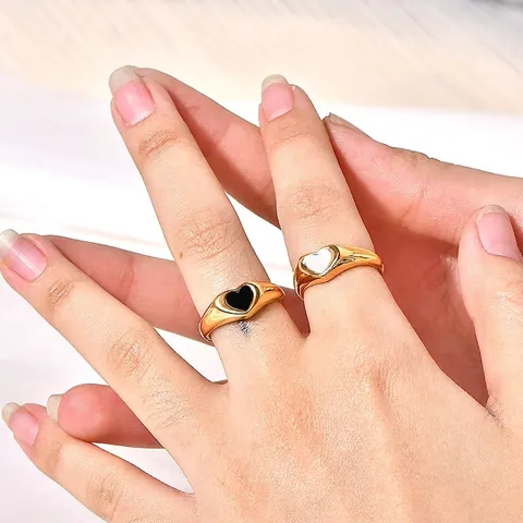 Anillo de Corazón para Mujer en Acero Inoxidable Chapado en Oro de 18 quilates Anillo de Dedo de Esmalte Blanco Negro Joyería de Moda