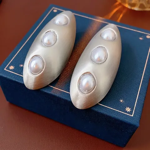 Pendientes De Aleación Cepillada Ovalados Con Silver Earring Post Perlas Artificiales Imitación Estilo Francés Retro Minimalista Mujeres