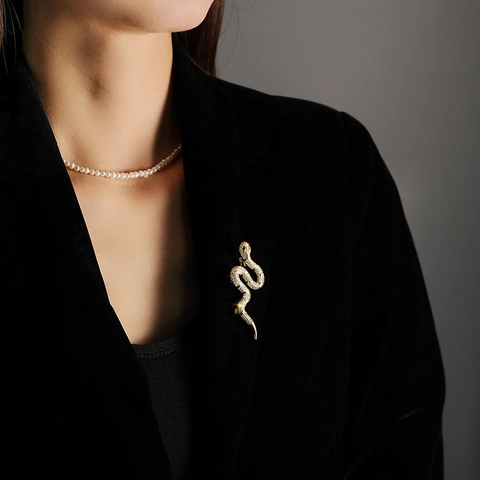 Snake Shape Brooch Copper With Zircon Rhinestone S-Shaped Animal Design For Suits And Jackets Elegant Luxury Style Women