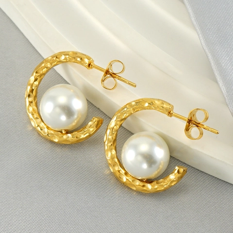 Orecchini A Lobo A Forma Di C Acciaio Inossidabile Placcato Oro 18K Trama Martellata Con Perla Artificial Bianca Per Donna