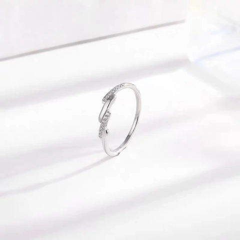 Eleganter Wellenring Titanstahl Mikroeingelegter Zirkon Diagonales Design Für Damen Minimalistisches Modeaccessoire