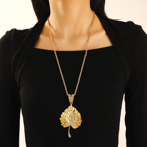 Oversized Leaf Pendant Necklace For Women Alloy Rhinestone Maple Leaf Sweater Chain Western Fashion Statement Jewelry Gold Silver Plated Leaf Necklace