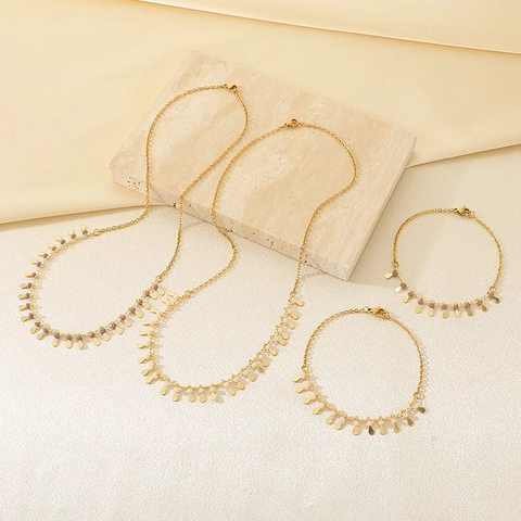 Böhmische Vergoldete Kupferhalskette Und Armband Mit Zarten Wassertropfenanhängern Und Bunten Kleinen Perlen Für Damen