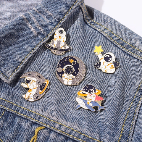 Spilla In Smalto Astronauta Lega Verniciata Cartone Animato Spazio Pianeta Balena Gioielli Per Zaino Abbigliamento Giacca Accessorio