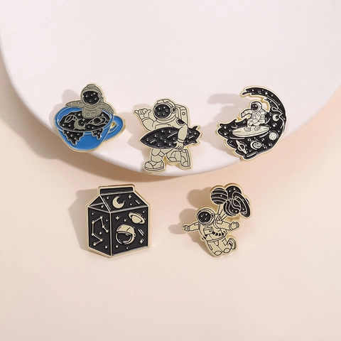 Cartoon Astronaut Legering Emaille Broche Pin Creatieve Ruimte Universum Maan Ster Badge Kleding Tas Decoratie Geschenk