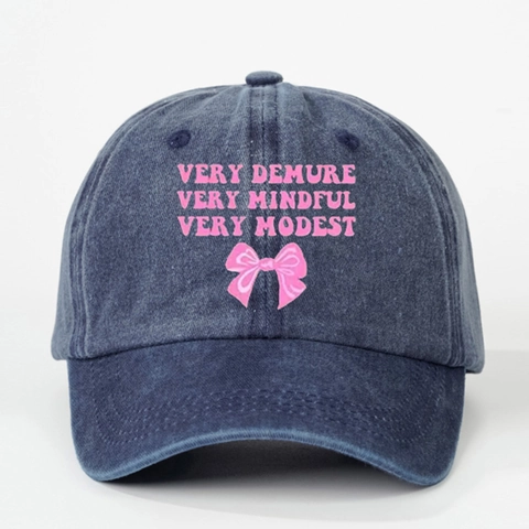 Washed Baumwolle Baseballkappe Very Demure Very Mindful Very Modest Buchstabendruck Rosa Schleife Verstellbar Dad Hat