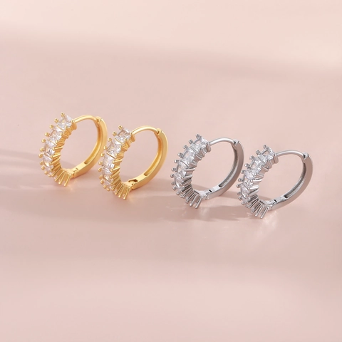 Boucles d'Oreilles Créoles Minimalistes en Cuivre Plaqué Or avec Zircone Cubique Carrée Boucles d'Oreilles Huggie Bijoux