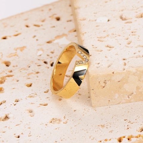 Bague En Acier Inoxydable En Forme De V Avec Placage En Or 18K Émail Noir Et Zircon Incrusté Bijoux De Mode Pour Femme
