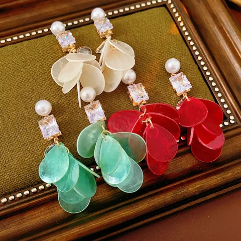 Orecchini Lunghi A Nappa Con Petali Di Conchiglia Zircone Perla Artificial E Perno In Argento Per Donna Elegante
