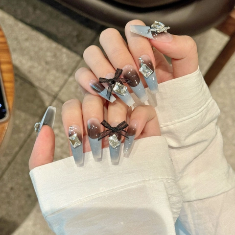 Faux Ongles Faits Main Longue Forme Cercueil Ombré Bleu Noir Strass Cristal Coeur Noeud Style Gothique Luxe Femmes