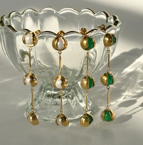 Vintage Lange Hängerohrringe 18K Vergoldeter Edelstahl Mit Grünem Chalcedon Und Künstliche Perlen Blumenknospen Stil Elegant Damen