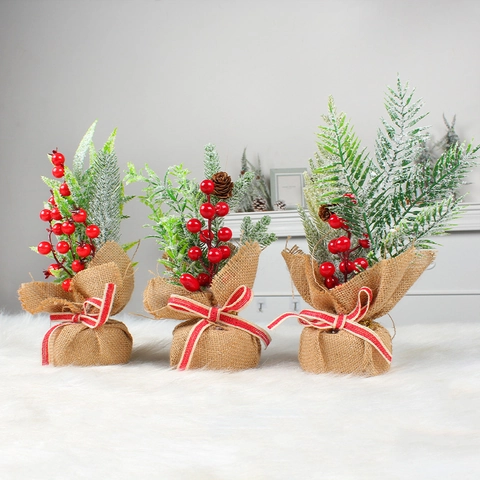 Künstlicher Mini Weihnachtsbaum Jutebasis Kiefernnadeln Rote Beeren Kiefernzapfen Schleife Feiertagsdekoration