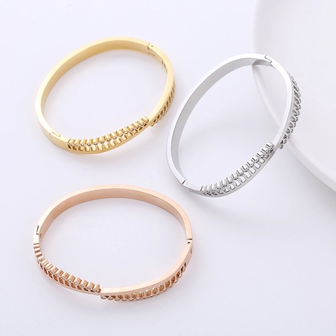 Bracciale Rigido Geometrico Triangolo Acciaio Inossidabile 304 Zirconia Cubica Intarsiato Asimmetrico Polsino Aperto Lucido Donna