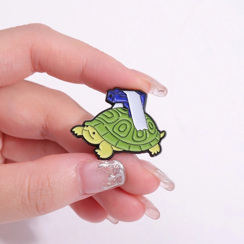 Divertente Spilla in Smalto a Forma di Tartaruga Verde Con Pistola Blu Creativo Mysterious Leg Bruise Club Distintivo in Lega Regalo Gioielli