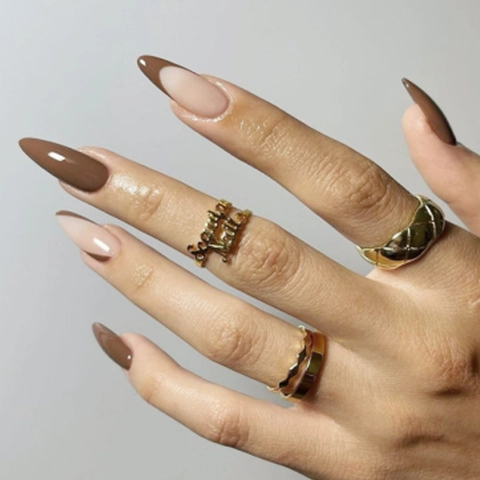 Unghie Finte Lunghe Stiletto Mocha Marrone E Crema Bianco French Lucido Motivo Ondulato Punte Per Unghie Artificiali Per Donne