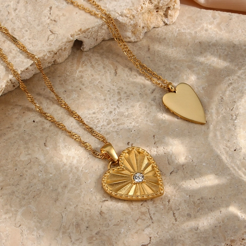 Collana In Acciaio Inossidabile Alla Moda Con Ciondolo A Cuore Tondo Placcato Oro 18K Intarsio Di Zircone Texture Raggi Di Sole Gioielli
