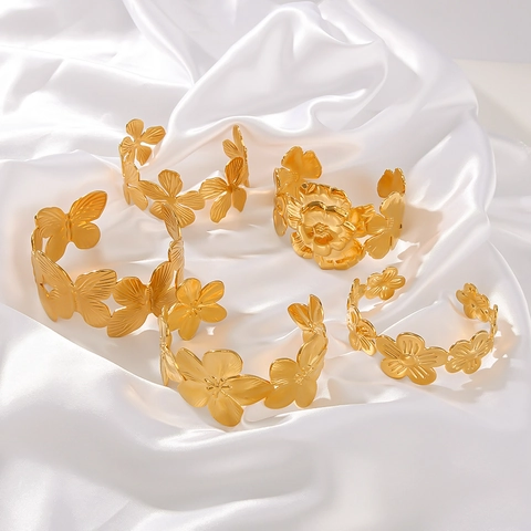 Bracciale A Polsino Aperto In Acciaio Inossidabile Placcato Oro 18K Con Fiori E Farfalle Svuotato Per Donna Retrò