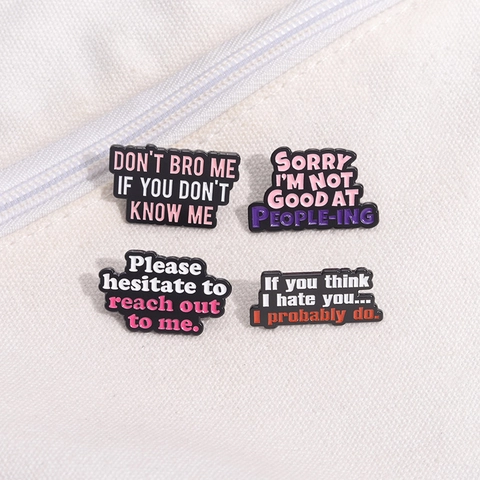 Spilla da Bavero in Smalto con Slogan Inglese Divertente per Unisex in Lega di Zinco con Citazione Sarcastica per Zaino Vestiti Gioielli Regalo