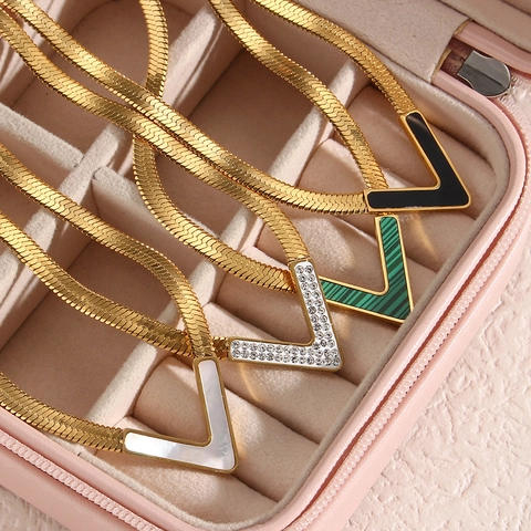 Mode Edelstahl V-Förmiger Anhänger Halskette 18K Vergoldet Schlangenkette Flache Halskette Für Damen Schmuck