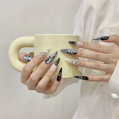 Unghie Finte Fatte A Mano Gothic Y2K Blu Scuro Marmo Stiletto Con Ciondoli A Croce E Pianeta In Argento