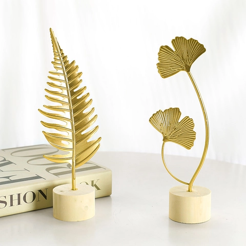 Ornamenti Da Scrivania In Foglia Di Ferro E Piuma Dorati Con Base In Legno Nordico Minimalista Creativo Lusso Ginkgo Monstera Arredamento