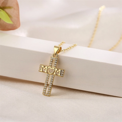 Collier Pendentif Croix en Or Cuivre Zircon Jésus Crucifix MOM Cœur Creux Bijoux Religieux Mode Cadeau Mère Pour Femme