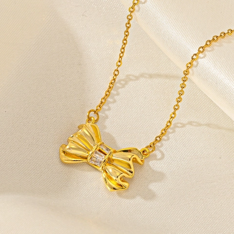 Collier Élégant Avec Pendentif Nœud Et Fleur En Acier Titane Plaqué Or Avec Zircone Et Künstliche Perles Fantaisie Pour Femmes