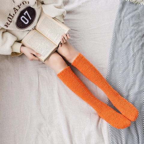 Chaussettes Longues En Polaire Corail Au-dessus Du Genou Épaisses Chaudes Bas De Sommeil Couleur Unie Douce Peluche Femmes