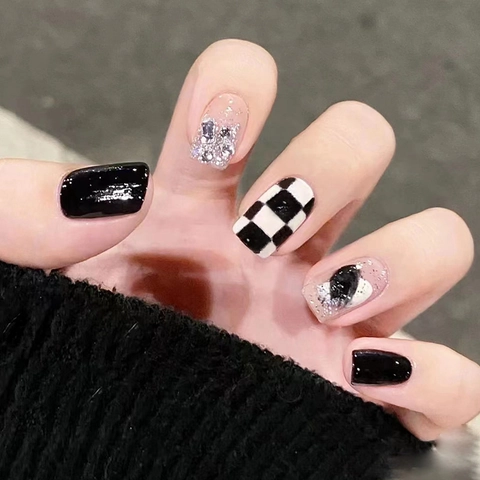 Short Square Press On Nails Black White Checkerboard Silver Glitter Glossy Fake Nails For Women Cool Style Daily Wear