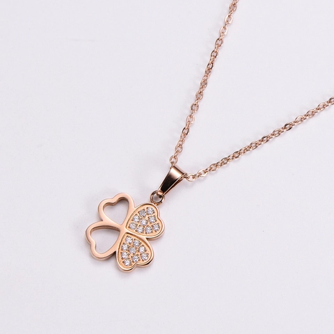 Collana Pendente Quadrifoglio Acciaio Inossidabile Micro Pavé Zircone Design Cuore Cavo Elegante Catena Clavicola Gioielli Donna