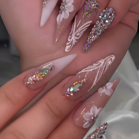 Unghie Press On Stiletto Lunghe Rosa Nude Bianco Fiore Rilievo 3D Strass Lusso Elegante Stile Artigianale