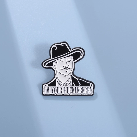 Spilla Smaltata Personaggio Film Retro Doc Holliday Im Your Huckleberry Cowboy Baffi Lega Bianco Nero Distintivo Bavero