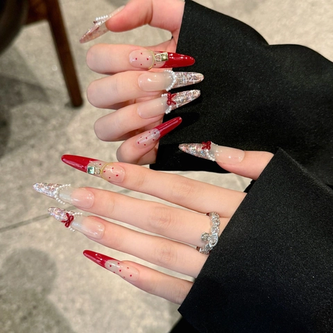 Unghie Finte Fatte A Mano Lunghe Stiletto Rosso Crema Bianco Con Fiocco Perla Artificial Decorazione Lucchetto Oro Elegante Lusso