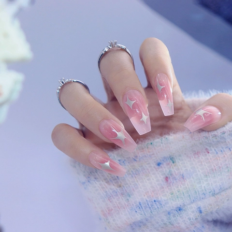 Uñas Postizas Francesas Con Degradado Rosa Y Patrón De Estrellas Plateadas Forma De Ataúd Larga Estilo Ins Dulce