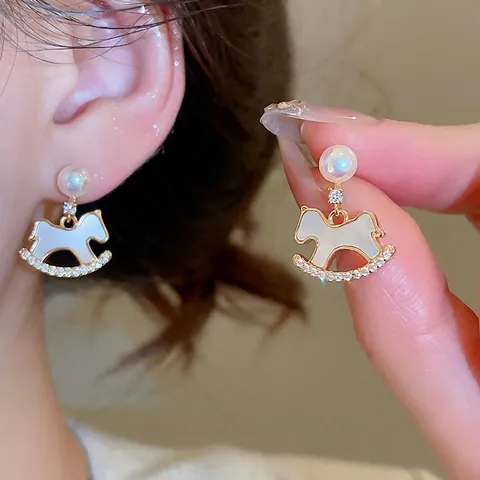 Gioielli Eleganti Cavallo A Dondolo Orecchini Con Perno In Argento E Anello Placcato Oro Perla Artificial Madreperla Zircone Per Donna