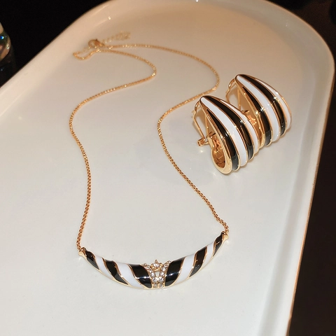 Orecchini Geometrici Retrò In Smalto A Righe Bianche E Nere Per Donna Con Perno In Argento Moda Lega Chic