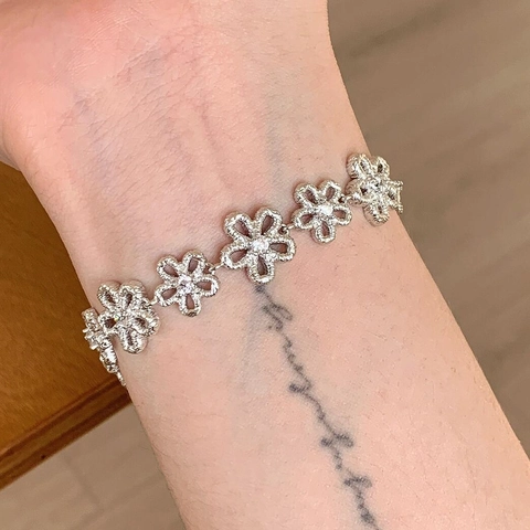 Pulsera De Flores Huecas Dulce Cobre Con Incrustaciones De Circonita Tono Plateado Joyería De Mano Elegante Para Mujeres