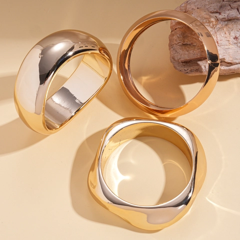 Klobiger Armreif Armband Acryl Gold Metallic-Finish Geometrisch Facettiert Poliert Minimalistisch Statement Schmuck Frauen
